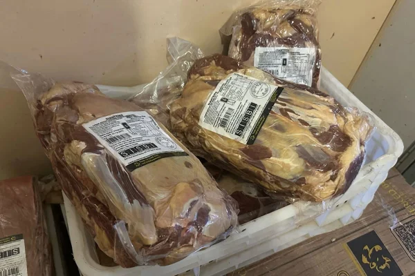 Vídeo: polícia acha 3 toneladas de alimentos vencidos em comércio