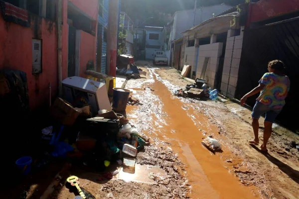 Colônia de férias acolhe 43 famílias desabrigadas no litoral de SP