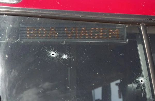 Pânico: ao menos 20 tiros foram disparados em assalto a ônibus na 040