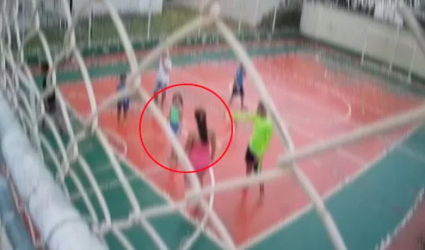 Imagem colorida de momento em que mulher agride criança, em Cuiabá