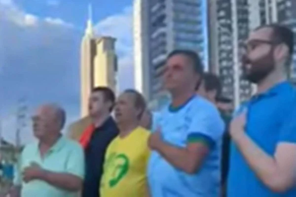 Foto colorida de Jair Bolsonaro (PL) em Balneário Camboriú, município de Santa Catarina - Metrópoles