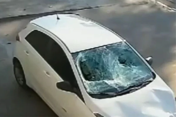 Jovens de 15 e 16 anos são atropelados na calçada por motorista bêbado