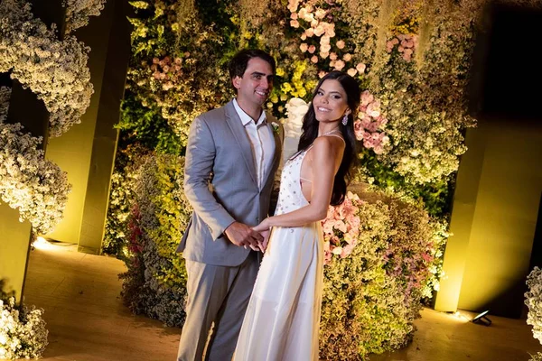 Maria Victória Salomão e Eugênio Carvalho Filho se casam no religioso