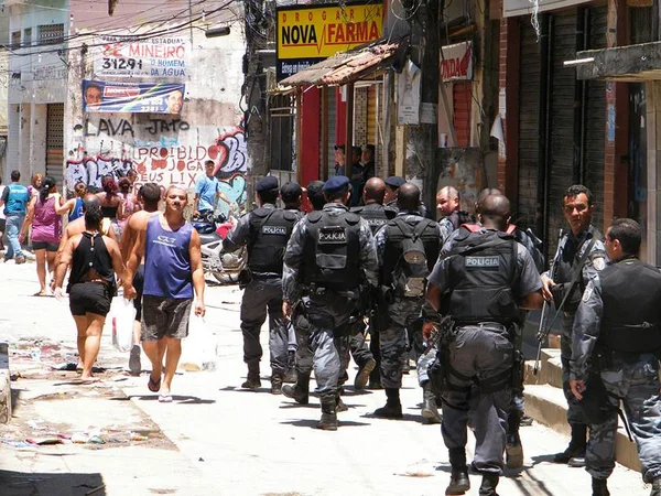 Duas pessoas morrem em tiroteio em comunidades do Rio de Janeiro