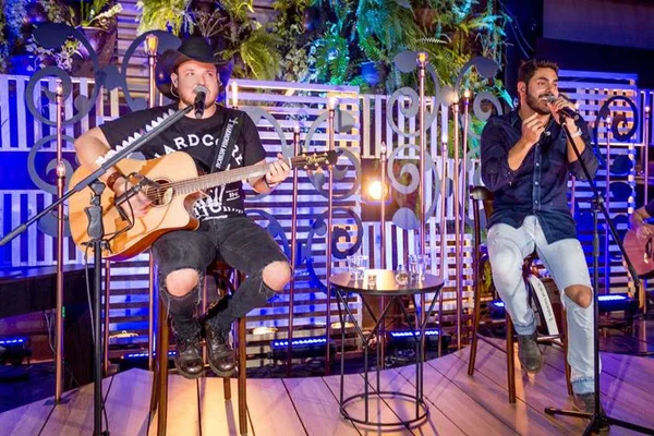 Dupla Israel & Rodolffo lança álbum acústico nas plataformas digitais