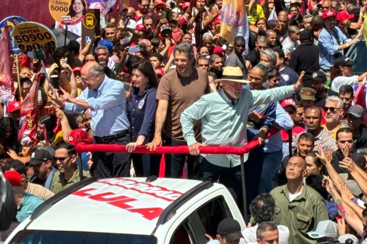 Lula participa de caminhada na zona leste de SP Lula participa de caminhada na zona leste de SP