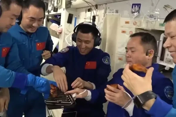 Imagem colorida mostra chineses fazendo churrasco no espaço - Metrópoles