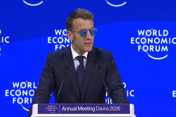Macron discursou em Davos de óculos escuros devido a um problema no olho