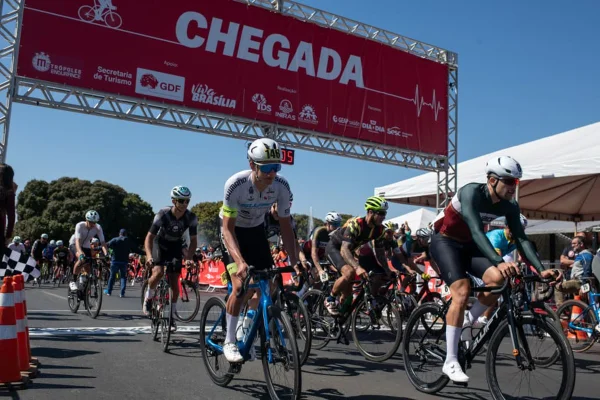Ciclistas participam do Metropoles Endurance