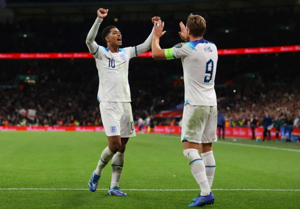 Imagem colorida de Jude Bellingham e Harry Kane comemorando o gol que levou a Inglaterra à classificação para a Eurocopa- Metrópoles