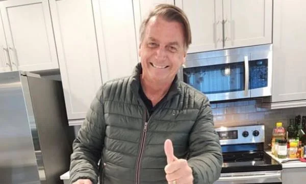 Nos EUA, Bolsonaro faz lanche com ingrediente polêmico de seu governo