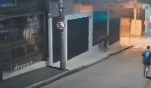 Imagem colorida mostra criminoso dando voadora em um homem para roubá-lo em Jundiaí; ladrão foi preso - Metrópoles