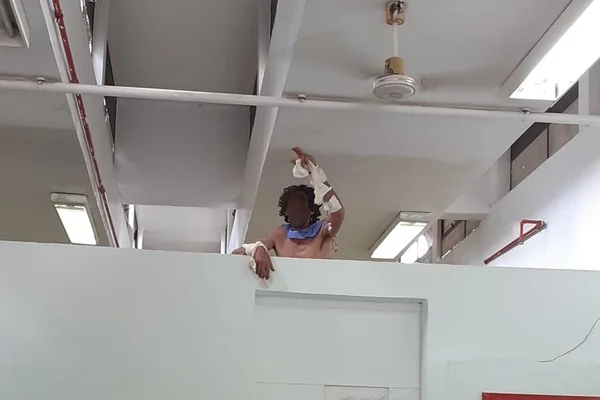 Vídeo: paciente do Hran tenta fugir de internação escalando parede