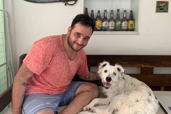 Cãozinho rejeitado por ser surdo é adotado por dono também surdo