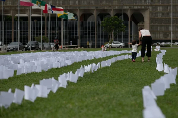 A associação de vítimas e familiares da covid 19, presta um homenagem as mais de 602.009 vítimas da covid 19 no Brasil
