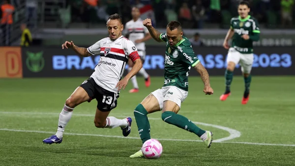 Imagem colorida de Rafinha tentando bloquear chute de Breno Lopes- Metrópoles