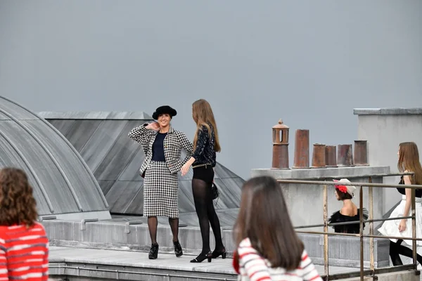 Vídeo: passarela da Chanel é invadida por youtuber em Paris
