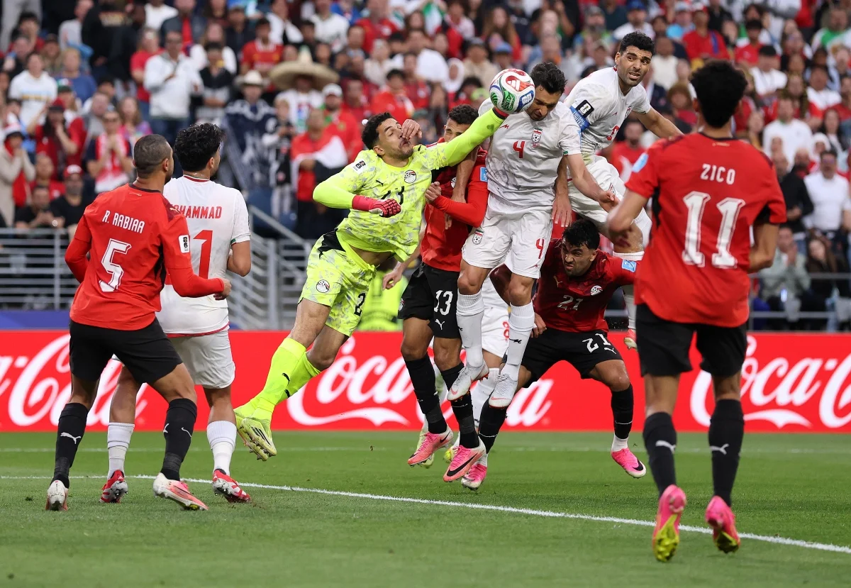 Disputa de bola dentro da área