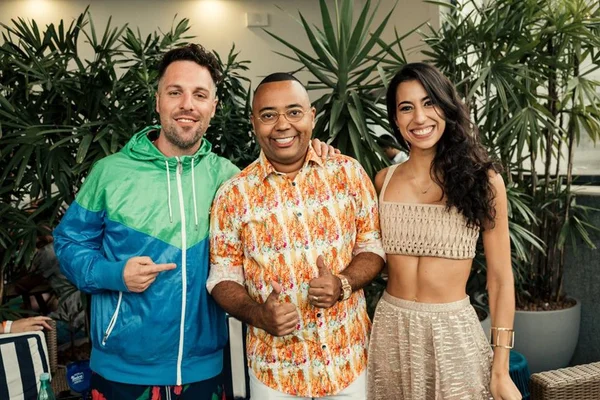 Dudu Nobre coloca famosos para sambar em show na Feijoada Nº1