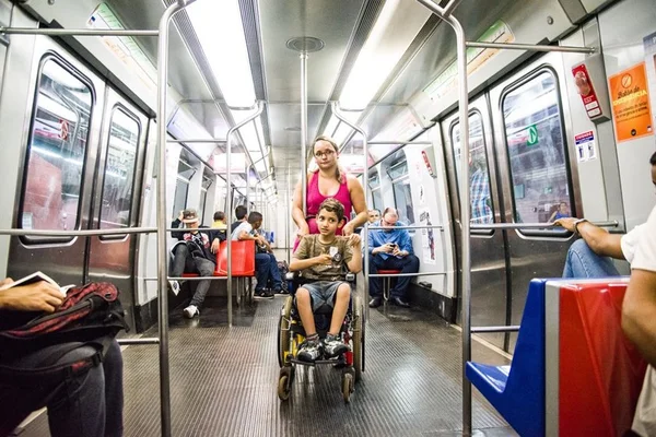 No DF, mães evitam andar em vagão exclusivo do metrô com os filhos