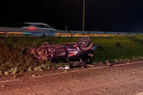 foto colorida de carro capotado em rodovia