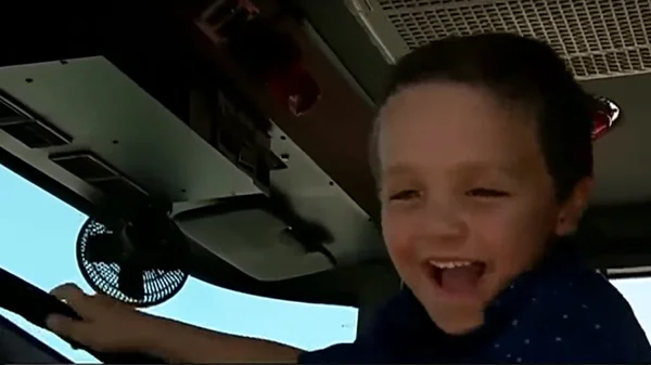 Menino de 5 anos salva vida de mãe que teve convulsão durante o banho