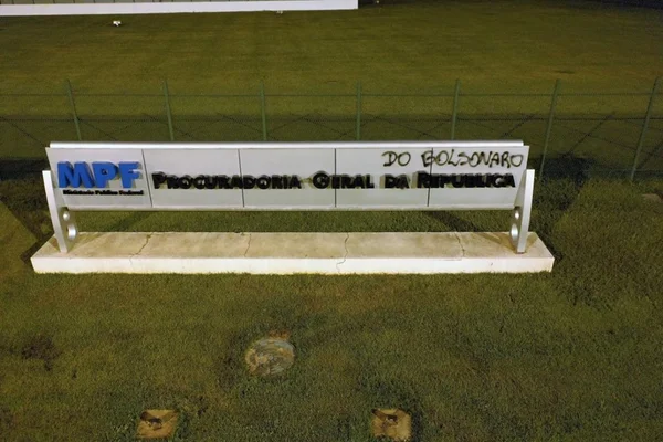 Sede da PGR amanhece pichada: “Procuradoria-Geral do Bolsonaro”