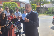 O ministro da Defesa, José Múcio, dá entrevista na porta da casa de Lula em São Paulo
