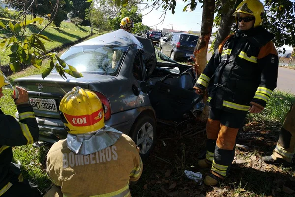 Criança fica presa às ferragens e inconsciente após acidente de carro