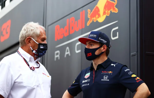 Chefe da Red Bull acusa Hamilton de fingir lesão: “Estão fazendo um show”