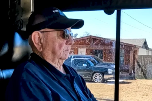Como é a rotina do motorista de ônibus mais velho do mundo aos 95 anos