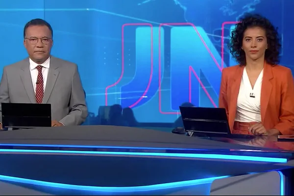 Heraldo Pereira e Aline Midlej na bancada do Jornal Nacional