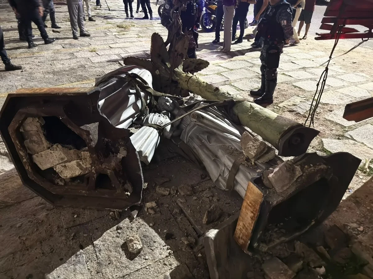 Estátua da Sagrada Família cai de guincho Estátua da Sagrada Família cai de guincho