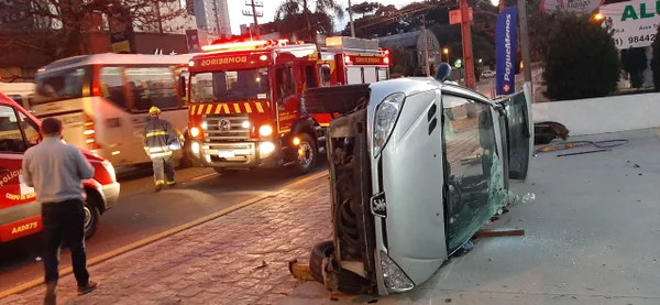 Motorista fica ferido após carro bater contra ônibus e capotar em Curitiba