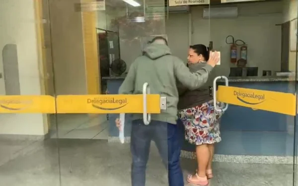 Mulher sendo presa