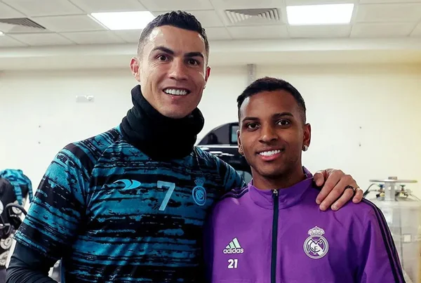 Foto colorida de Cristiano Ronaldo e Rodrygo - Metrópoles