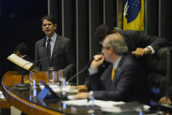 Cid Gomes é condenado a pagar R$ 50 mil em indenização a Eduardo Cunha