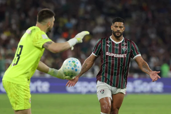 Hulk decepciona torcida do Fluminense e vira alvo de críticas na internet