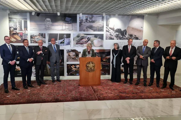 imagem colorida mostra ministros do STF reunidos para lançamento de materiais sobre o 8 de janeiro - Metrópoles