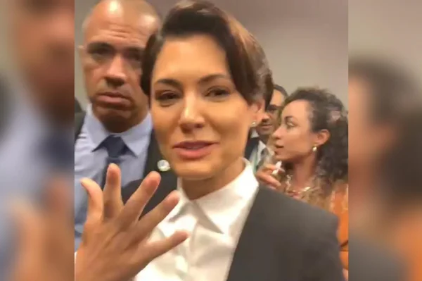 A resposta de Michelle Bolsonaro sobre possível golpe militar; vídeo