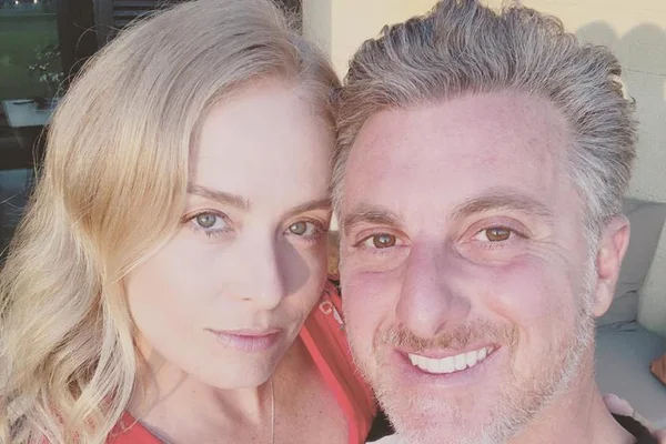 Luciano Huck e Angélica dão óculos para cachorro: “7 graus de miopia”