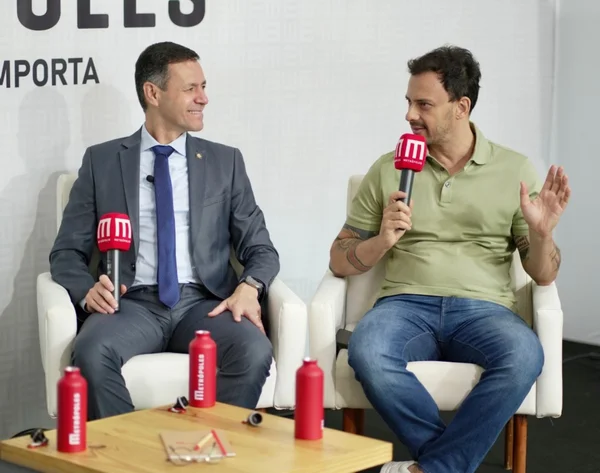 Foto colorida da gravação do videocast Vozes da Engenharia - Metrópoles