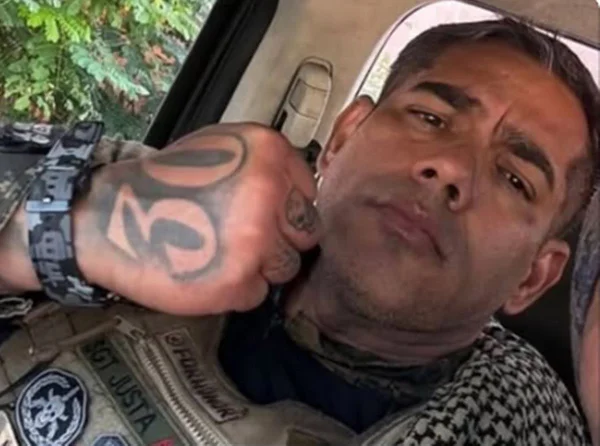 policial de punho fechado