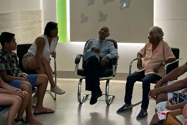 Foto colorida de velório de idoso sentado - Metrópoles