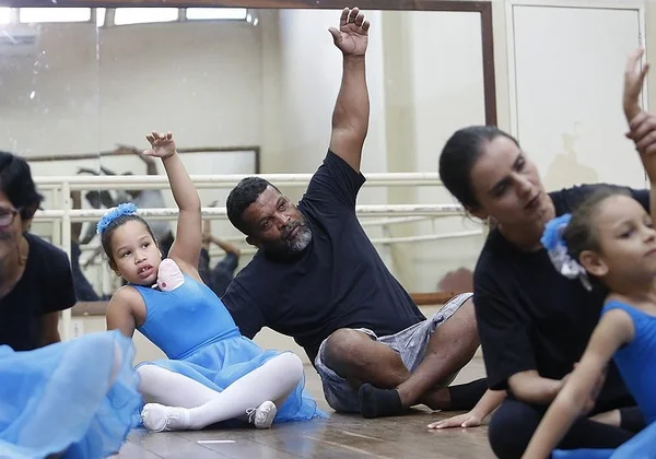 Sem preconceito, pedreiro aprende balé para ajudar filhas autistas