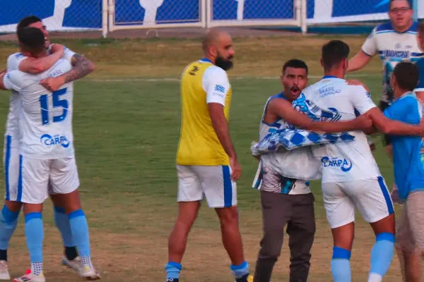 Jogadores do Goiatuba comemoram classificação com torcedores contra a Aparecidense nas oitavas da Série D