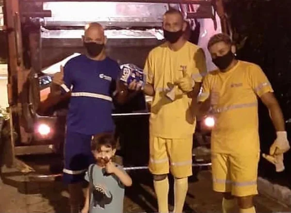 Coletores de lixo ganham caixa de chocolates de menino de 3 anos
