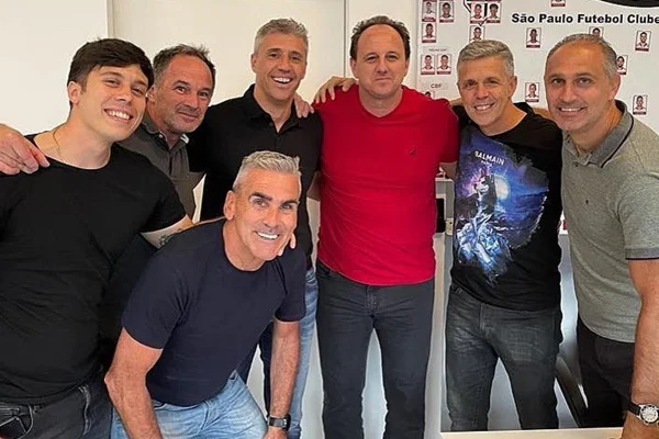 Crespo se despede do elenco do São Paulo e posa para foto com Rogério Ceni
