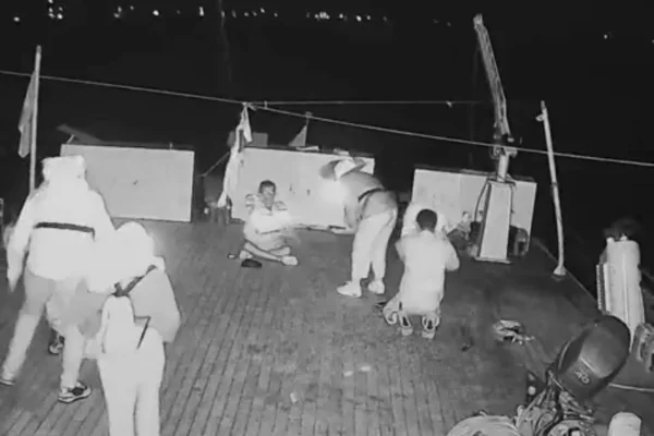 Foto de tripulantes de barco da Flotilha Global Sumud sendo interceptados pelas forças de defesa de Israel