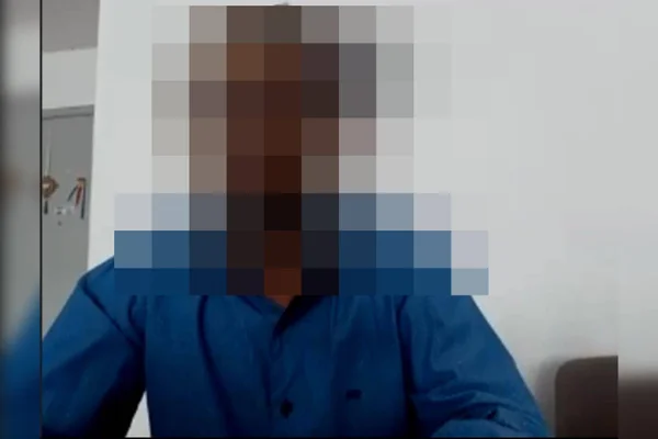 Imagem colorida de um homem com camiseta azul e rosto borrado - Rascunho
